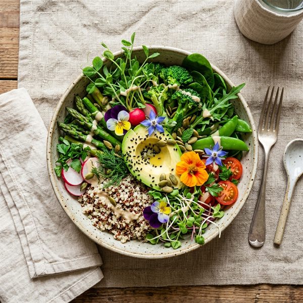 Assiette végétale fraîche, saine et colorée